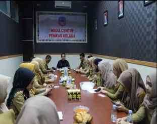 Rapat staf Humas Pemda kolaka