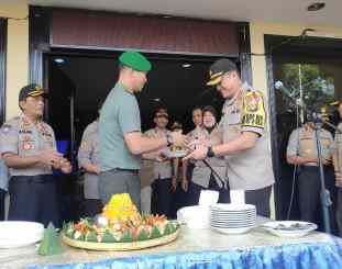 Kejutan ucapan HUT Bhayangkara ke-73 tersebut disampaikan dengan cara rombongan Dandim datang mendadak sambil membawa nasi tumpeng.