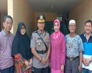 Kombes Pol Edy Sumardi Priadinata SIK MH bersama keluarga usai upacara kenaikan pangkat