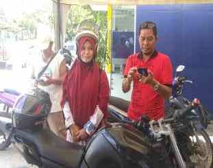 Nasabah Bank Mandiri area kendari yang hendak mengecek saldo