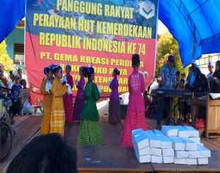 Penyerahan hadiah kepada pemenang lomba HUT RI ke 74 