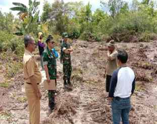 Dandim Kendari saat melakukan peninjauan lahan cetak sawah. Foto: Penrem