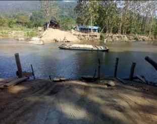 Kondisi jembatan yang putus akibat banjir 