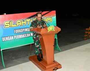 Pangdam XIV Hasanuddin, Mayor Jendral TNI Surawahadi berdoa untuk dua mahasiswa UHO yang meninggal dunia. Foto: Istimewa 