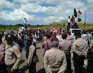 Aliansi mahasiswa wakatobi saat menggelar aksi 