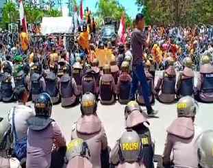 Ketgam ratusan massa aksi saat menggelar unjuk rasa di Mapolda Sultra