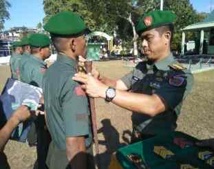 Dandim 1417/Kendari, Kolonel Kav Hendi Suhendi saat memasang pangkat baru kepada prajurit
