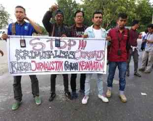 Beberapa wartawan di Kendari saat melakukan demonstrasi di Mapolda Sultra