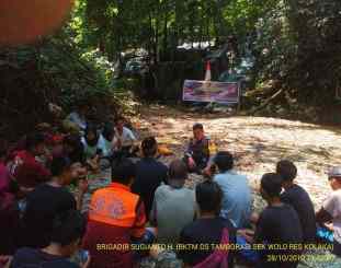 Brigadir Sugianto HUTKRI bersama Karang Taruna Desa Lalonggopi dan Komunitas Semangat Pecinta Alam (SEPALA) usai menggelar Upacara 