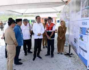 Presiden RI Joko widodo saat meninjau pembangunan hunian untuk korban gempa