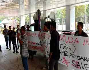 KAMI-SULTRA saat menggelar aksu unjuk rasa di kantor DPRD Prov Sultra 