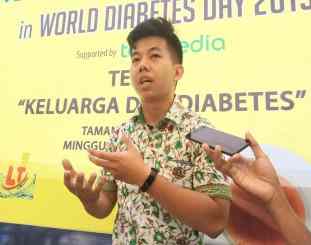 Ketgam. PIC Promosi Nutrifood Sulawesi Tenggara (Sultra), Ibnu saat di wawancarai oleh awak media (Foto : A_FA/Teropongsultra