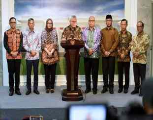 Ketua Umum KPU Arief Budiman didampingi jajaran pengurus KPU 