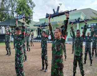 Ketgam. Prajurit Kodim 1417/Kendari mengikuti kegiatan Pembinaan Jasmani Militer (Binjasmil), di lapangan Kodim (FOTO: Istimewa)