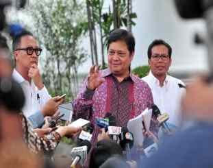 Menko Perekonomian Airlangga Hartarto memberi keterangan kepada wartawan usai mengikuti rapat terbatas, di Kantor Presiden, Jakarta, Selasa (12/11) sore.