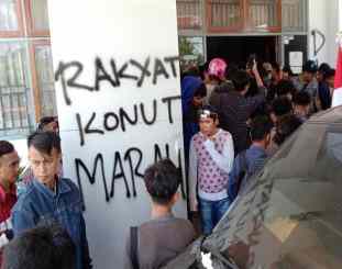Massa aksi saat menggelar unjuk rasa di kantor dinas ESDM prov sultra 