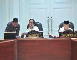 Presiden Jokowi tersenyum saat mendengarkan laporan Menkes dr. Terawan Agus Putranto, sebelum Ratas tentang Program Kesehatan Nasional, di Kantor Presiden, Jakarta, Kamis (21/11) sore