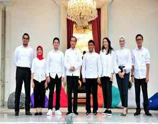 
Presiden Jokowi berfoto bersama 7 SKP dari kalangan millenial, yang diperkenalkannya di Verranda Istana Merdeka, Jakarta, Kamis (21/11) sore.
