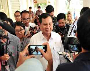 Menhan Prabowo Subianto menjawab wartawan yang mencegatnya usai mengikuti rapat terbatas, di Kantor Presiden, Jakarta, Jumat (22/11) sore.