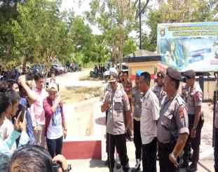 Wakapolres Konawe saat menerima massa aksi 