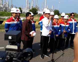 Presiden Jokowi memberikan keterangan pers usai meninjau pembangunan kilang PT TPPI, di Kecamatan Jenu, Kabupaten Tuban, Jawa Timur, Sabtu (21/12) siang.