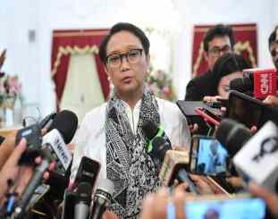 Menlu Retno Marsudi menjawab wartawan mengenai perkembangan di Natuna usai mengikuti Sidang Kabinet 