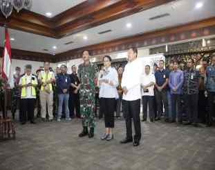 Menlu, Menkes, dan Panglima TNI saat melepas Tim Penjemputan WNI ke Provinsi Hubei, di Terminal 1 Bandara internasional Soekarno-Hatta, Tangerang, Provinsi Banten, Sabtu (1/2).