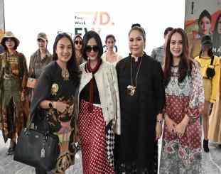 Foto bersama Presiden IFW, Poppy Dharsono (baju putih), Ibu Gubernur Sultra, Agista Ariany Ali Mazi, Ketua APPMI Sultra, Julie Kaimuddin (kanan), dan Risza Novianty (kiri) saat Launching IFW 2020.