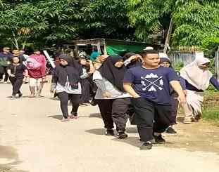 Mahasiswa Fakultas kehutanan dan Ilmu lingkungan (FHIL) Universitas Haluoleo saat menggelar Baksos