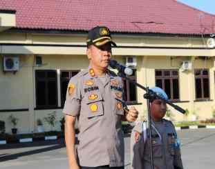AKBP Robin Simatupang, S.H,M.Hum saat memimpin upacara bendera 