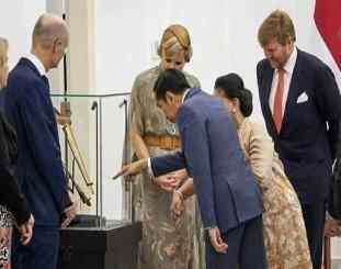 Presiden Jokowi dan Ibu Negara Iriana bersama Raja dan Ratu Belanda memperhatikan Keris Pangeran Diponegoro di Istana Kepresidenan Bogor, Provinsi Jawa Barat, Selasa (10/3/2020).