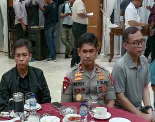 Kapolda sultra saat menghadiri konfrensi pers 