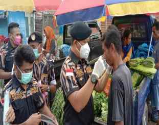 Ketua DPW PEKAT IB sultra saat membagikan masker kepada masyarakat 