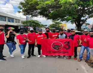 Ketgam : DPC PDI-P kota Kendari usai membagikan masker /foto Sky