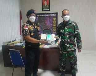 Ketua Dpw Pekat Saat menyerahkan Bantuan Masker Kepada Dandim Kendari Kolonel inf Drs. Alamsyah, SE.M.Si 