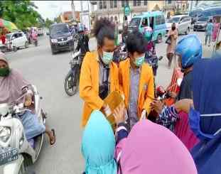 Kegiatan bagi bagi hand sanitizer masker dan kaos tangan 