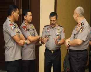 Kabaharkam Polri Komjen Pol Agus Andrianto ( tengah) 