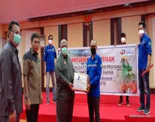 Foto bersama usai penyerahan bantuan secara simbolis 