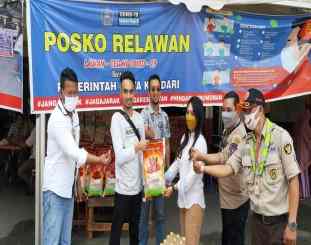 Foto saat penyerahan bantuan 