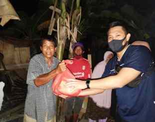 Alummni Fakultas Hukum UHO saat membagikan Paket Sembako