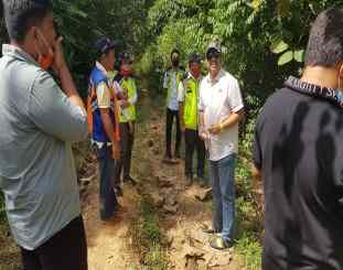 Ketgam : Anggota Dprd Prov Sultra saat meninjau lokasi rencana pembangunan jembatan : Foto Ist