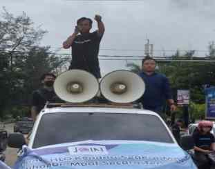 Massa aksi saat menggelar aksi Demo mengecam ucapan Danlanud Haluoleo