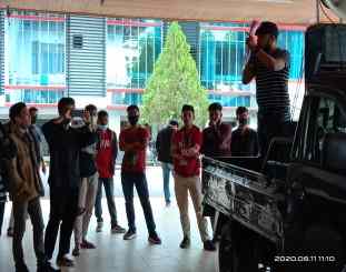 Ketgam : Ikatan pemuda dan mahasiswa konut saat menggelar aksi demo di kantor DPRD prov sultra