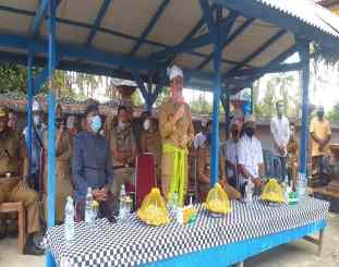 Bupati Konsel saat Menghadiri Perayaan Piodalan Pura "Dalam Wana Giri", 