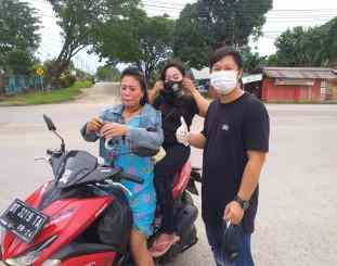 Karang taruna Arombu saat membagikan Masker ke Pengguna jalan 