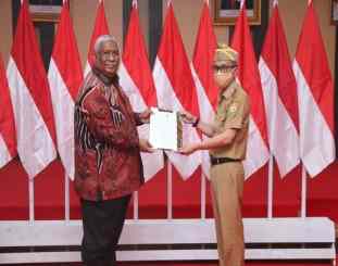 Gubernur Sultra Saat Menyerahkan SK Mendagri 