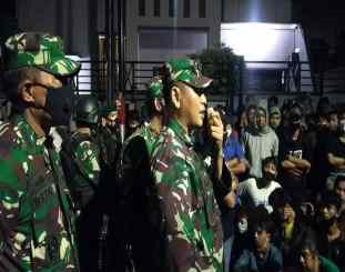 Dandim 0501/JP BS Kolonel Inf Luqman Arief, S.I.P menenangkan massa pada demo tolak UU Cipta Kerja 