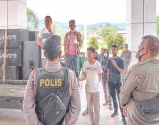 Massa Laskar Anti Korupsi saat menggelar unjuk rasa di kantor Bupati Konawe Utara 