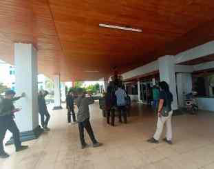 Firman Sultra saat menggelar aksi unjuk rasa di kantor DPR Prov sultra