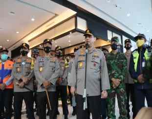 Wakapolri saat meninjau pengamanan libur natal dan tahun baru di pelabuhan Merak 